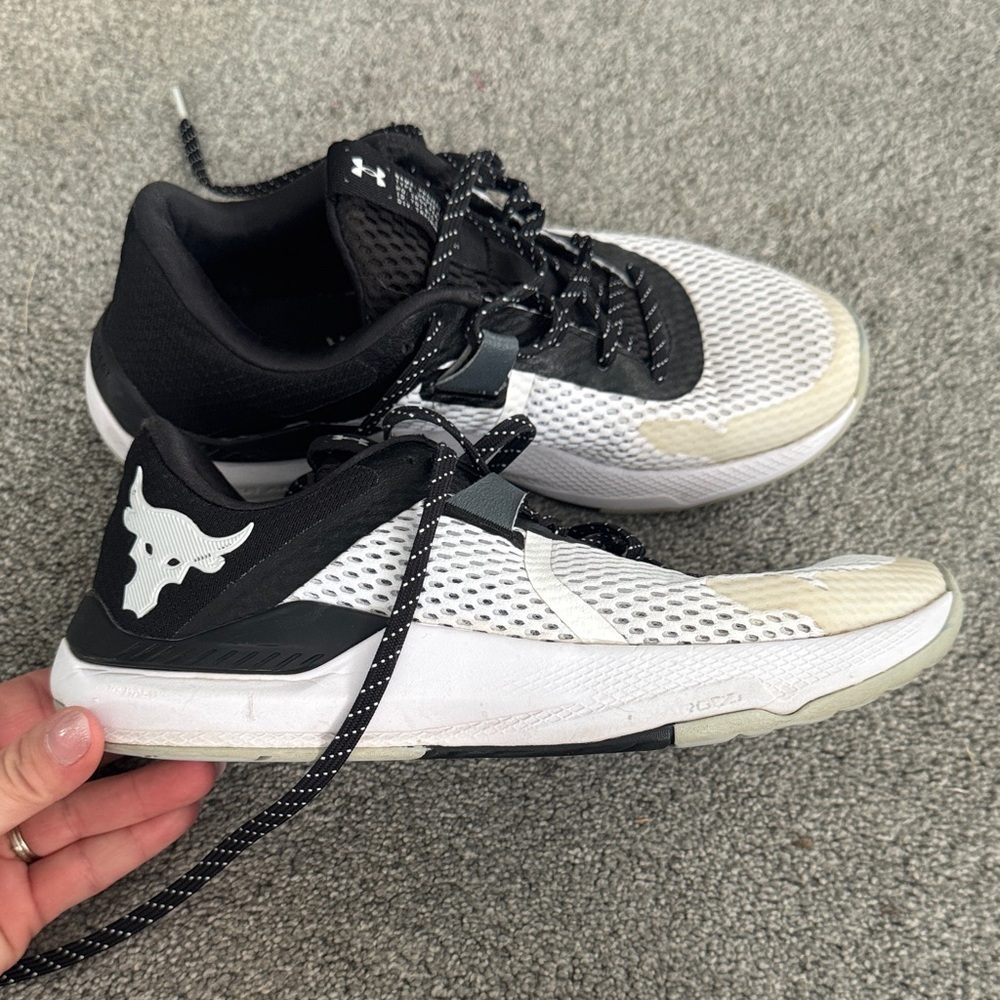 Under Armour Men's 8/ women's 9.5 Black and White Athletic Shoes